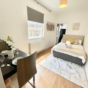 Flat With Private Patio In Stratford Apartment London